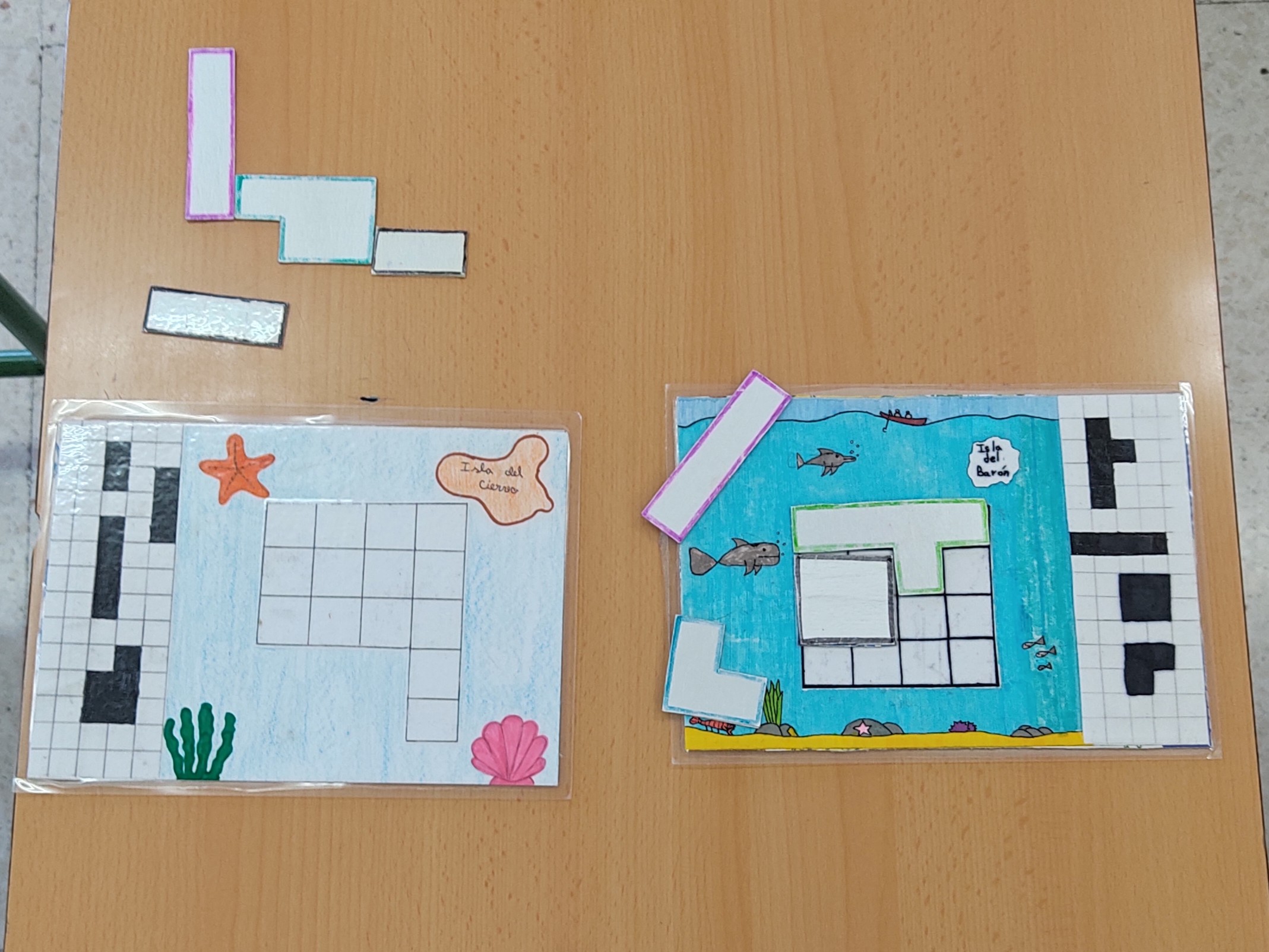 Tablero de Ubongo de cartón mostrando una silueta blanca vacía y varias piezas geométricas de colores esparcidas alrededor listas para encajar